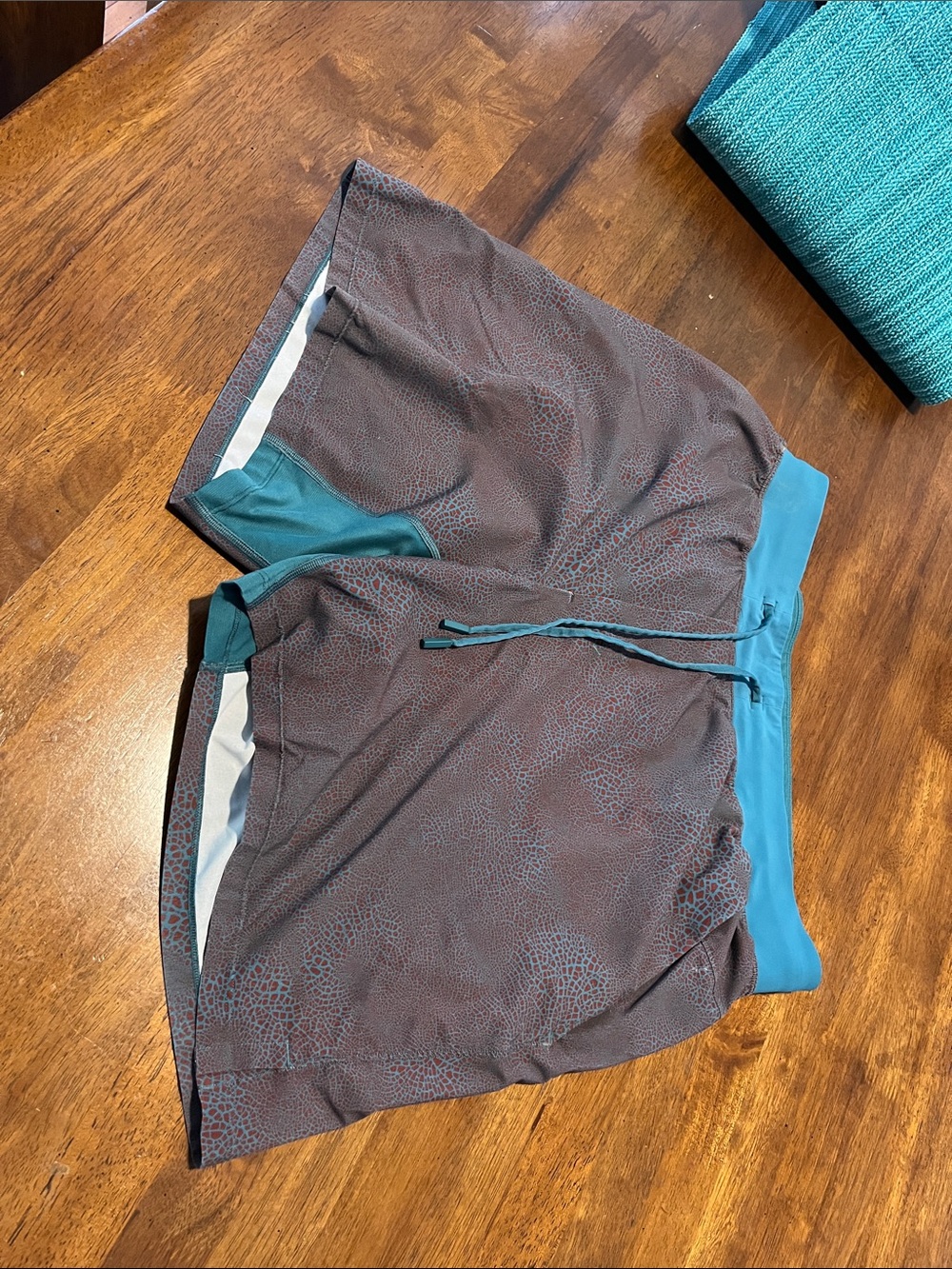 Lululemon THE SHORT xl aqua and brown elephant print  5 in no liner